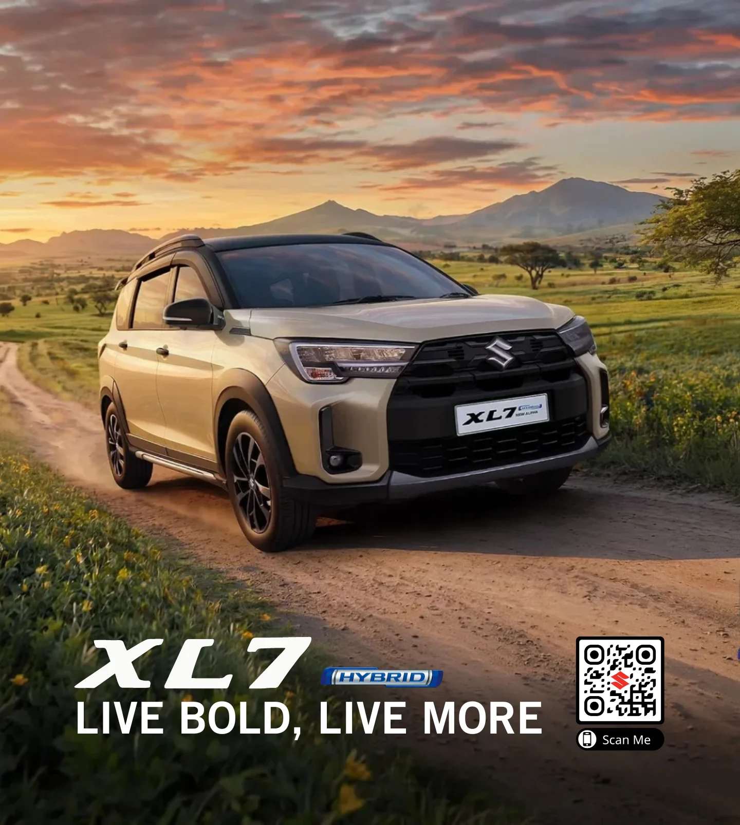 Mobil SUV Suzuki XL7 Hybrid warna krem metalik melaju di jalan tanah berdebu dengan latar pemandangan alam pegunungan dan langit senja yang indah, sangat cocok untuk petualangan di Kota Batam.