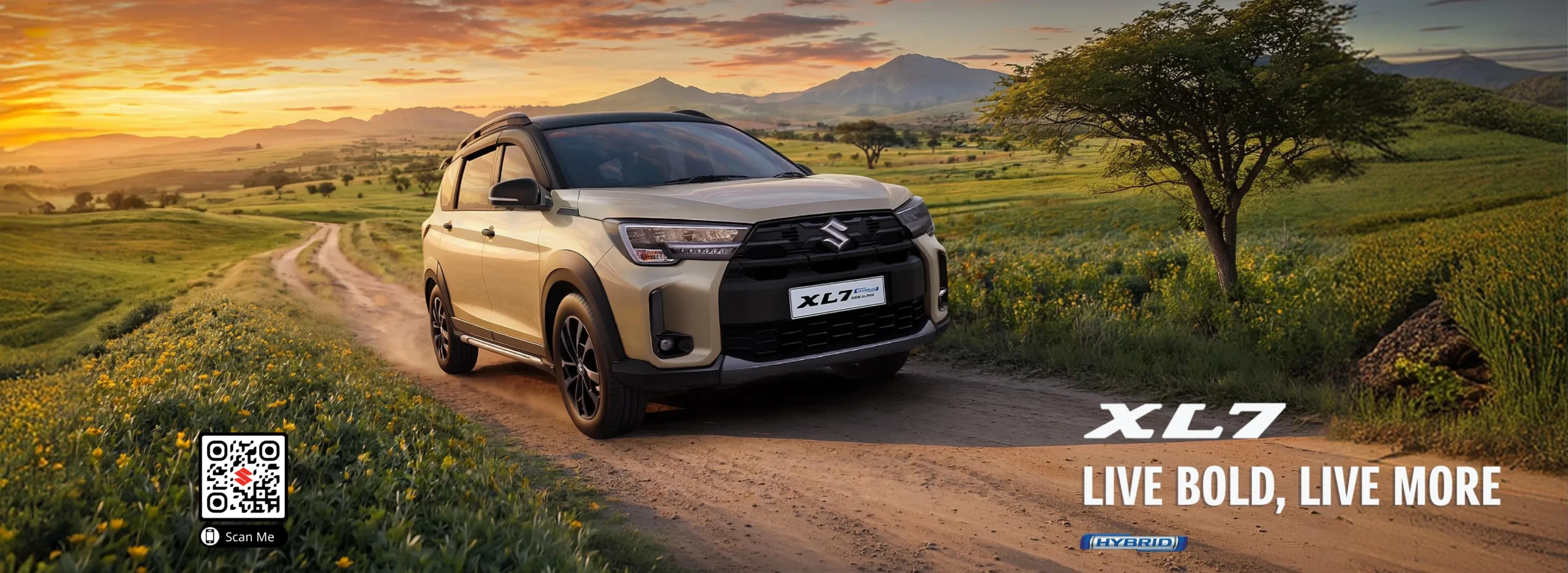 Suzuki XL7 New Hybrid warna krem melaju di jalan tanah berliku di lanskap perbukitan hijau dengan langit senja oranye keemasan, ideal untuk petualangan di Kota Batam.