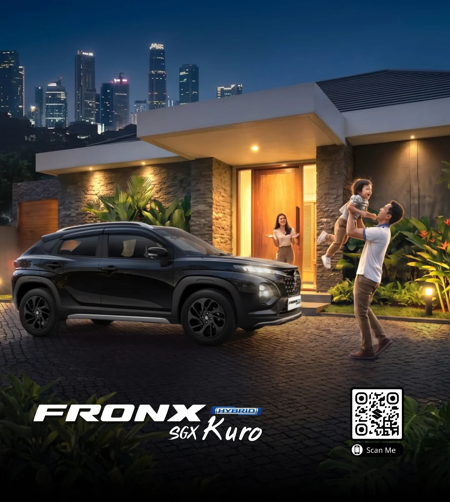 Keluarga bahagia di depan rumah modern dengan SUV hitam Suzuki Fronx Hybrid SGX Kuro di malam hari, berlatar gedung pencakar langit Kota Batam. Representasi gaya hidup keluarga yang mencari mobil berkualitas dari Suzuki Indomobil Batam.